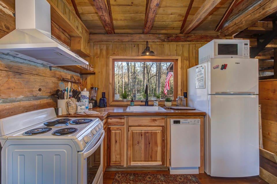 House, Multiple Beds (Cricket Hollow Lodge) | Private kitchen | Oven