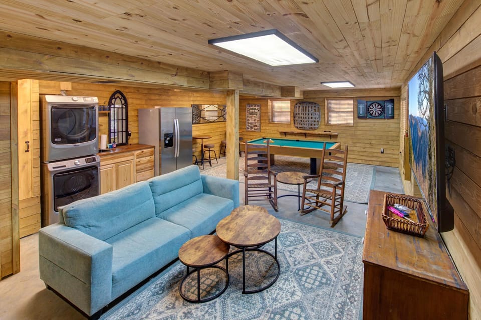 House, Multiple Beds (Cricket Hollow Lodge) | Living area