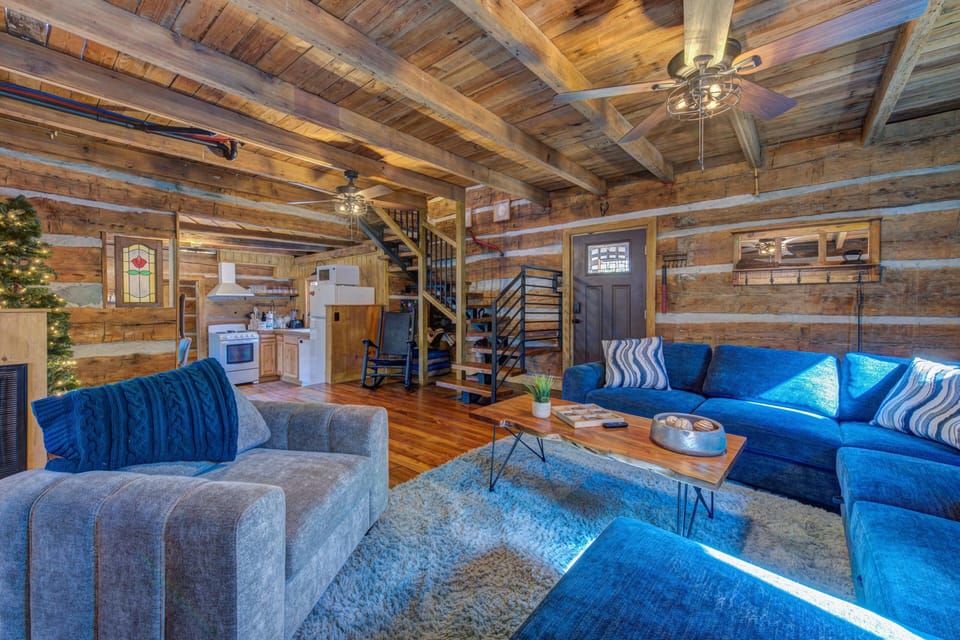 House, Multiple Beds (Cricket Hollow Lodge) | Living area