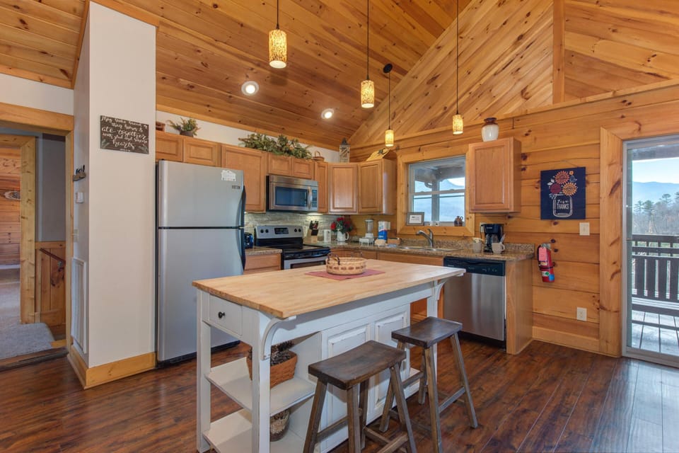 House, Multiple Beds (Bearly Heaven) | Private kitchen | Oven