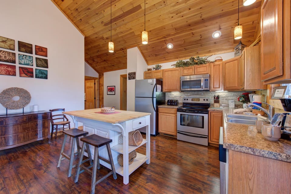 House, Multiple Beds (Bearly Heaven) | Private kitchen | Oven