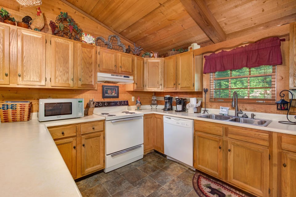 House, Multiple Beds (Old Glory) | Private kitchen | Oven