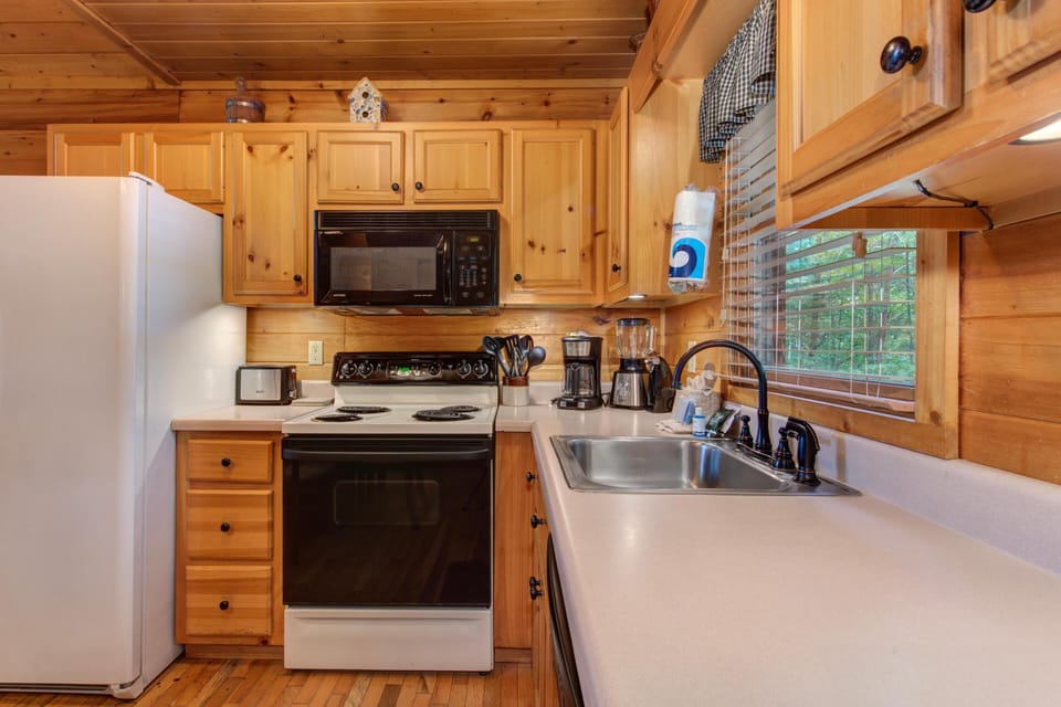 House, Multiple Beds (Hills Hideaway) | Private kitchen | Oven