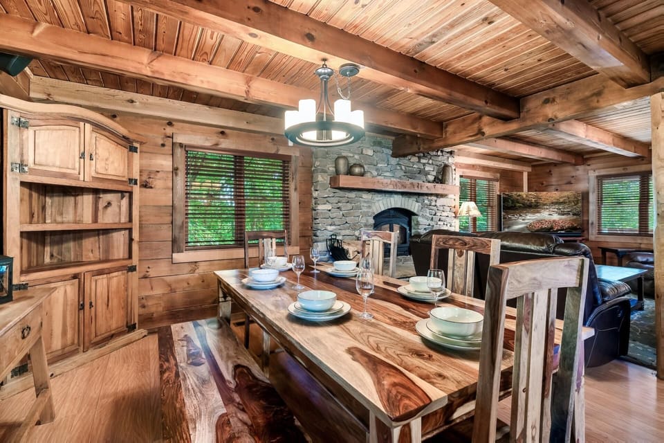 House, Multiple Beds (Eagles Perch Pool Cabin) | Dining