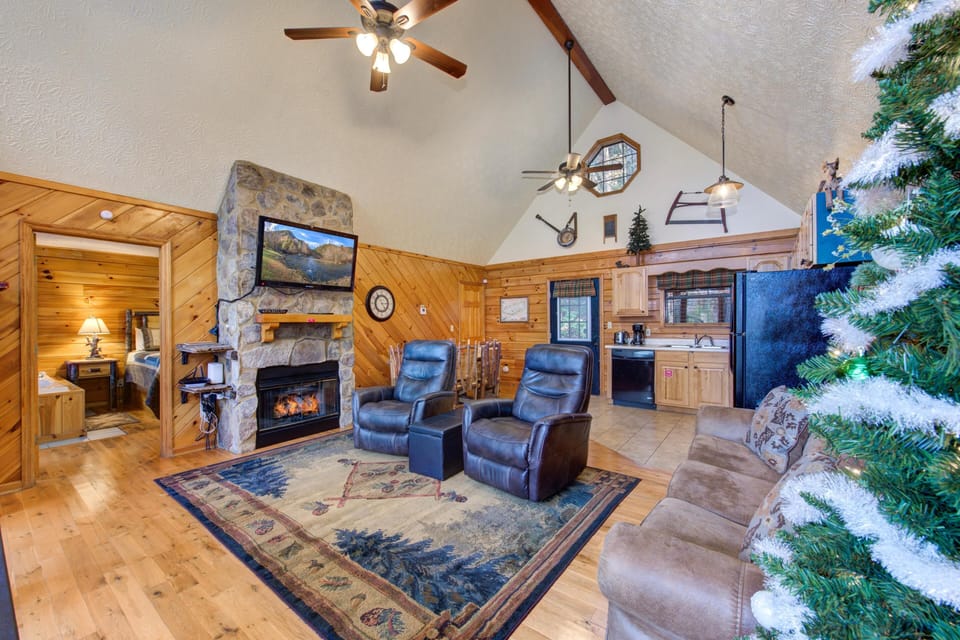 House, Multiple Beds (Playin Hookie) | Living area
