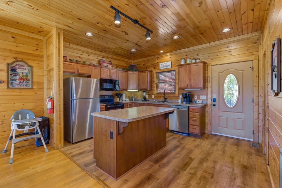 House, Multiple Beds (Morning Glory) | Private kitchen