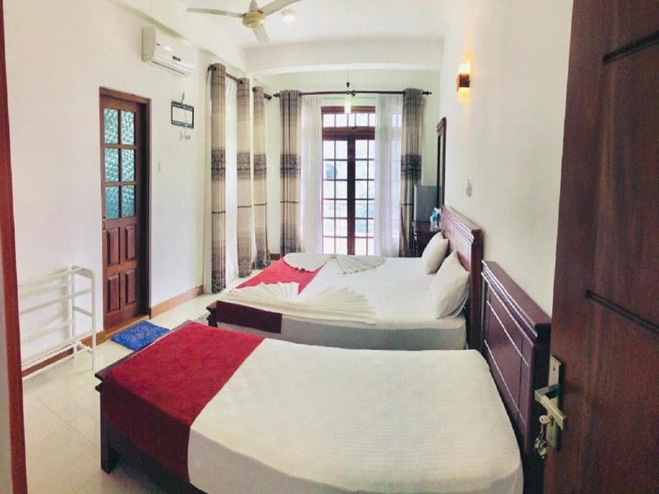 Deluxe Double Room, Balcony, Mountain View | Laptop workspace