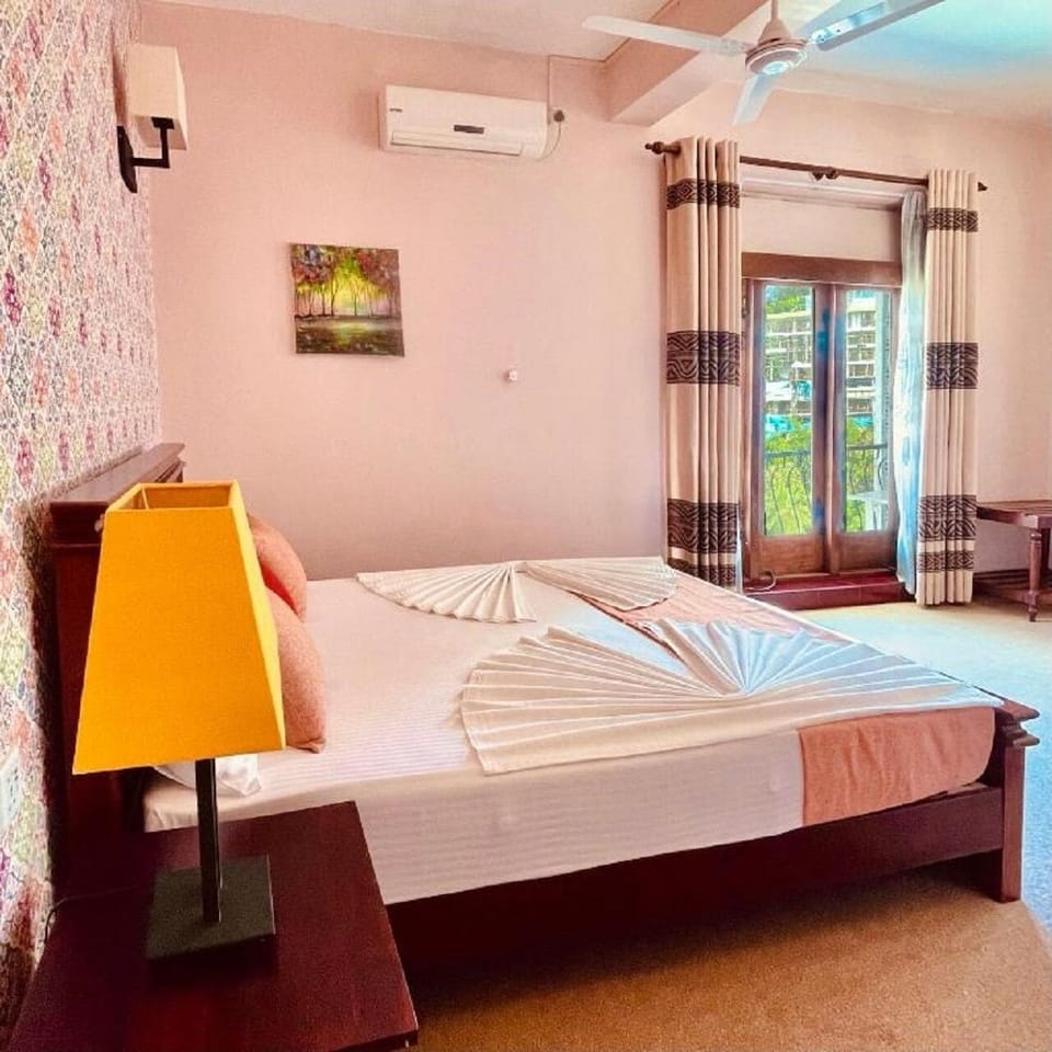 Deluxe Double Room, Balcony, Mountain View | Laptop workspace