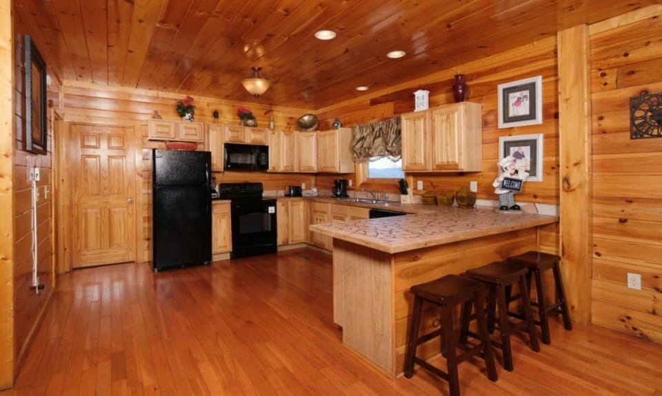 House, Multiple Beds (Splash N Sunrise Theatre) | Private kitchen | Oven, toaster, cookware/dishes/utensils
