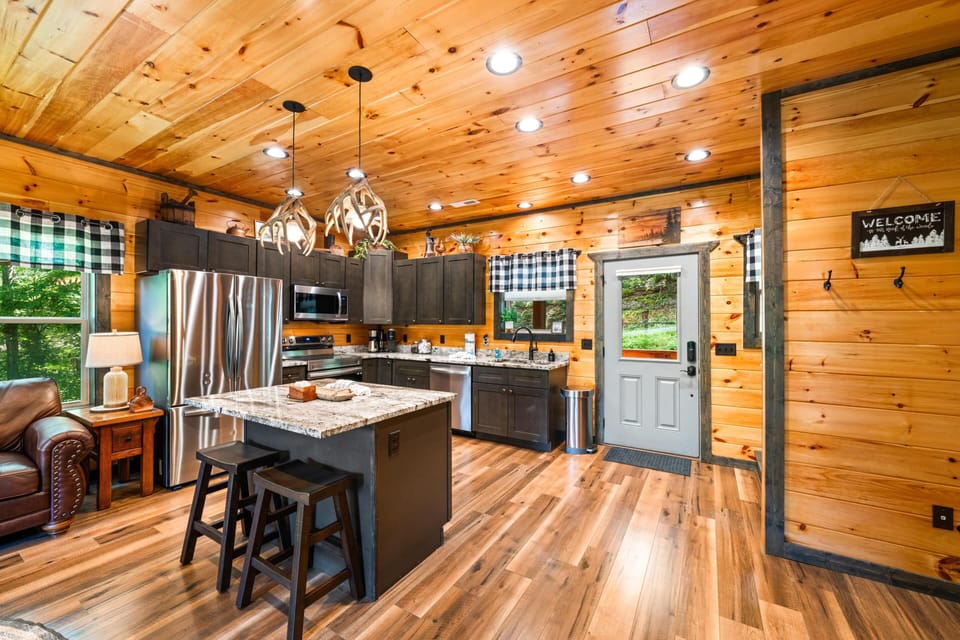 House, Multiple Beds (Treetop Tranquility) | Private kitchen
