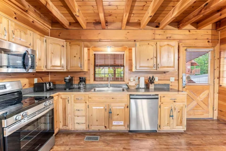 House, Multiple Beds (Grand View Lodge) | Private kitchen | Oven, cookware/dishes/utensils