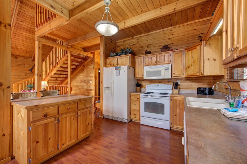 House, Multiple Beds (Secluded Hideaway) | Private kitchen | Oven, toaster, cookware/dishes/utensils