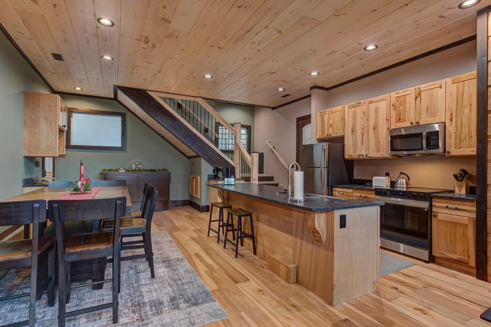 House, Multiple Beds (Waterfalls and Wildflowers) | Private kitchen