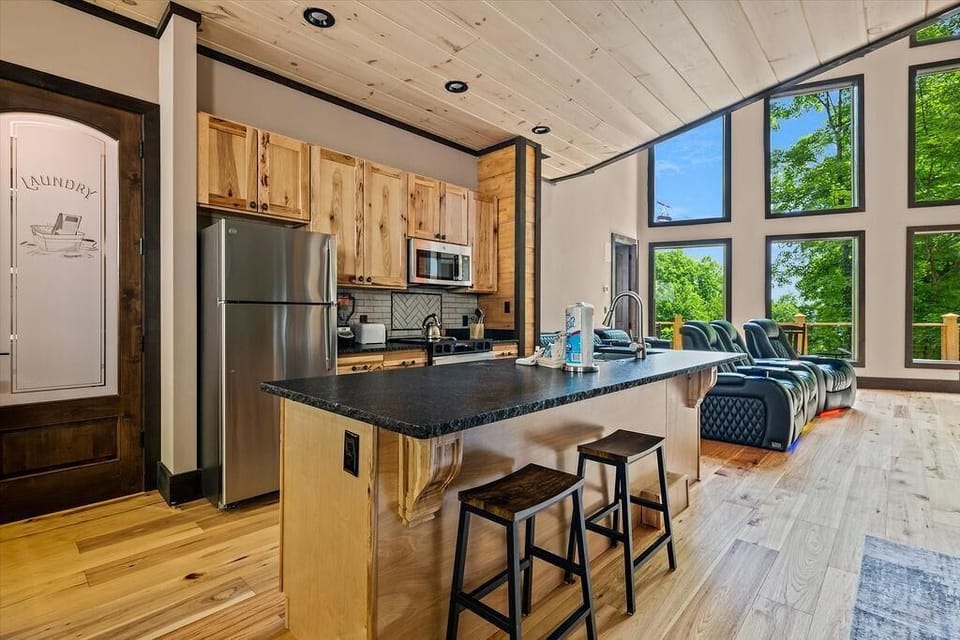 House, Multiple Beds (Waterfalls and Wildflowers) | Private kitchen