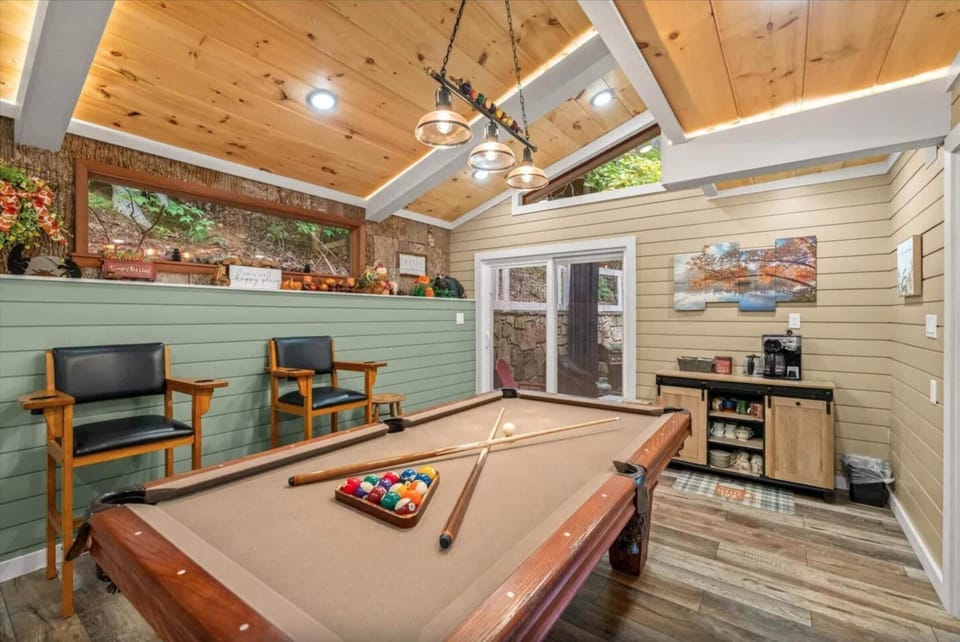 House, Multiple Beds (Bear Crossing) | Game room