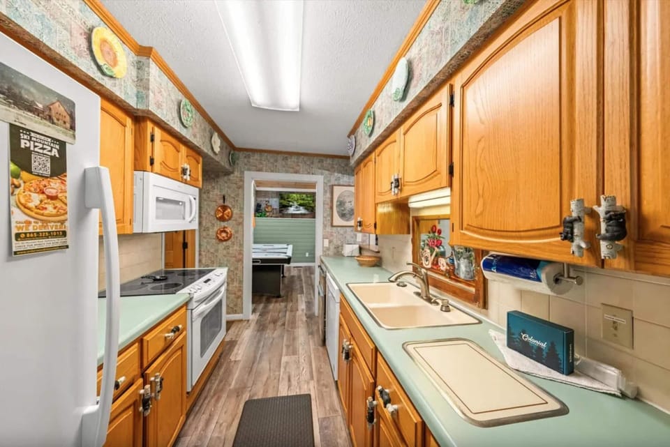 House, Multiple Beds (Bear Crossing) | Private kitchen