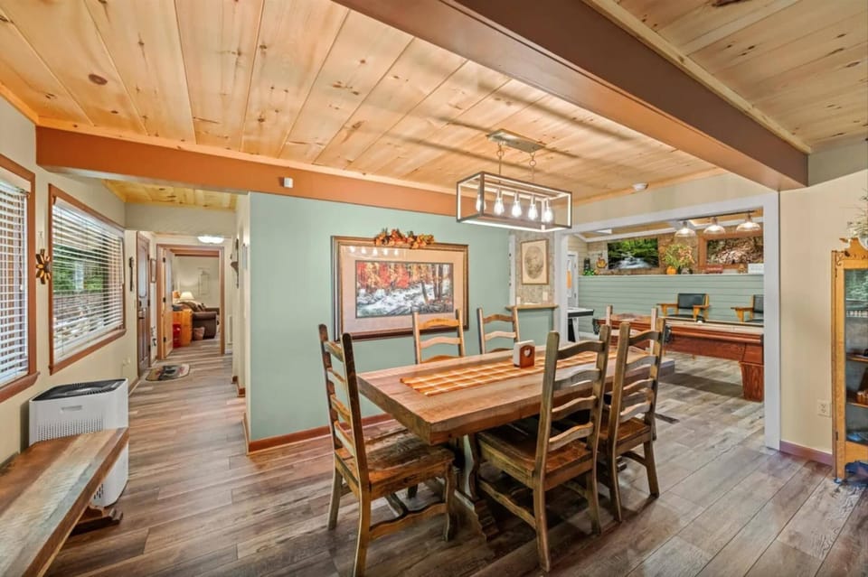 House, Multiple Beds (Bear Crossing) | Dining