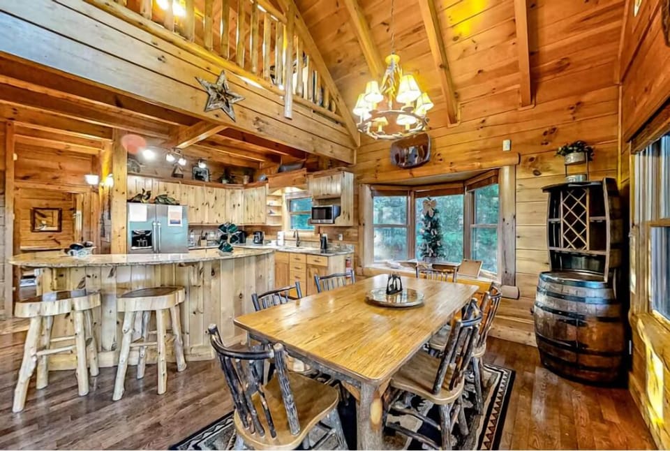 House, Multiple Beds (Bear Tracks) | Dining