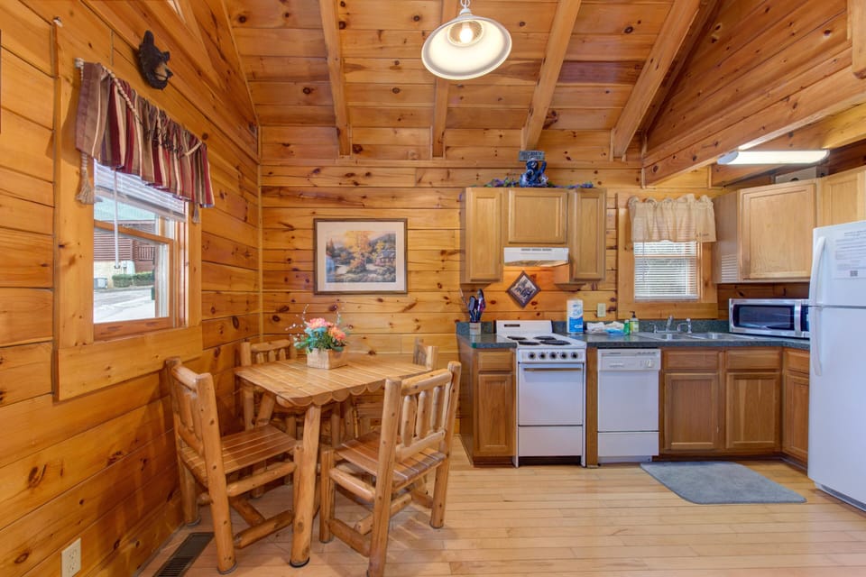 House, Multiple Beds (Bearcation) | Private kitchen