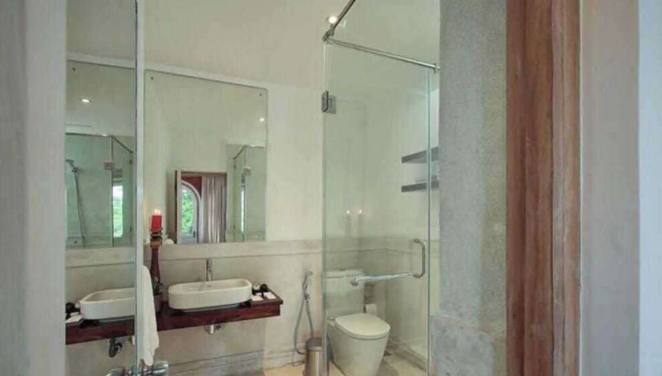 Deluxe Double Room, Balcony, Garden View | Bathroom | Shower, free toiletries, hair dryer, bidet