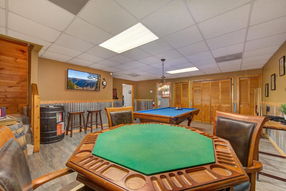 House, Multiple Beds (Country Cabin in the City) | Game room