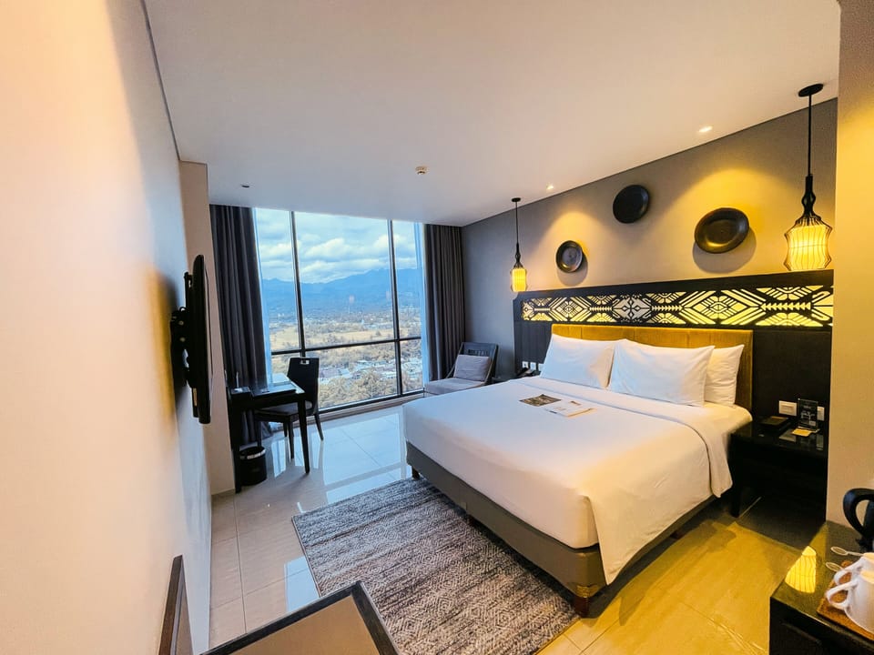 Grand Deluxe | Minibar, in-room safe, desk, laptop workspace