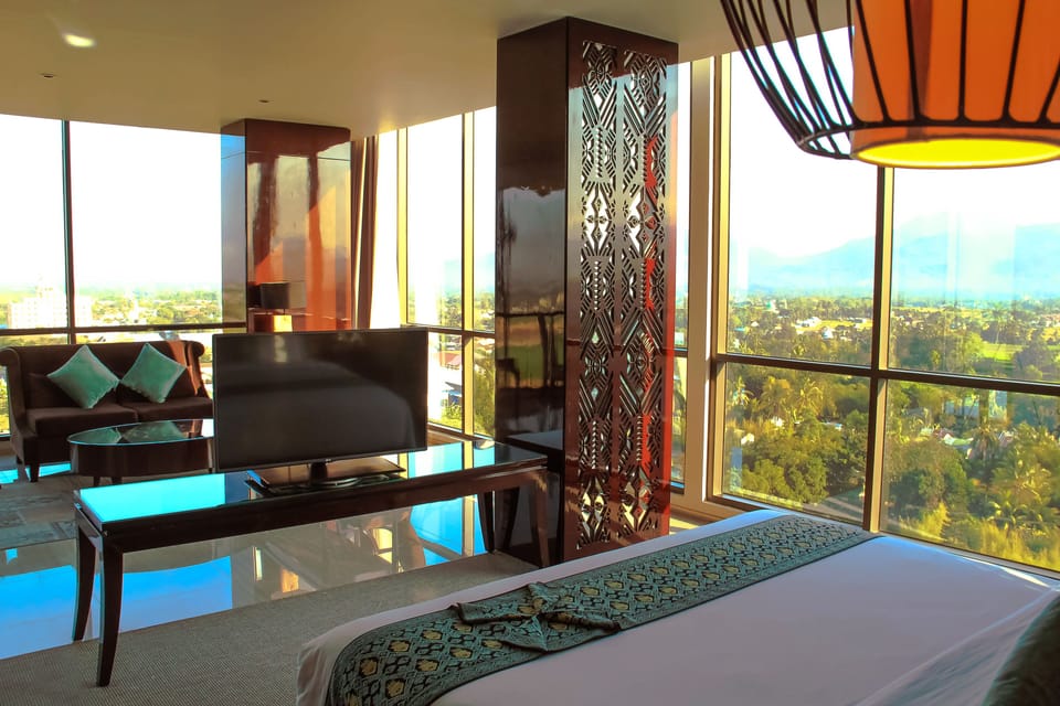 Executive Suite | Minibar, in-room safe, desk, laptop workspace