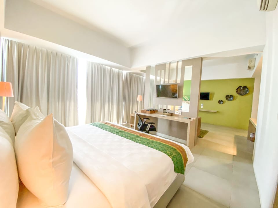 Junior Room | In-room safe, desk, blackout drapes, free WiFi