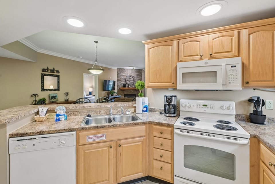 Condo, Multiple Beds (Baskins Creek 211) | Private kitchen