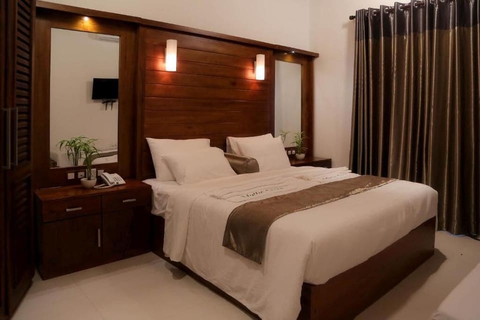 Deluxe Double Room, Balcony, Mountain View | Laptop workspace, free WiFi