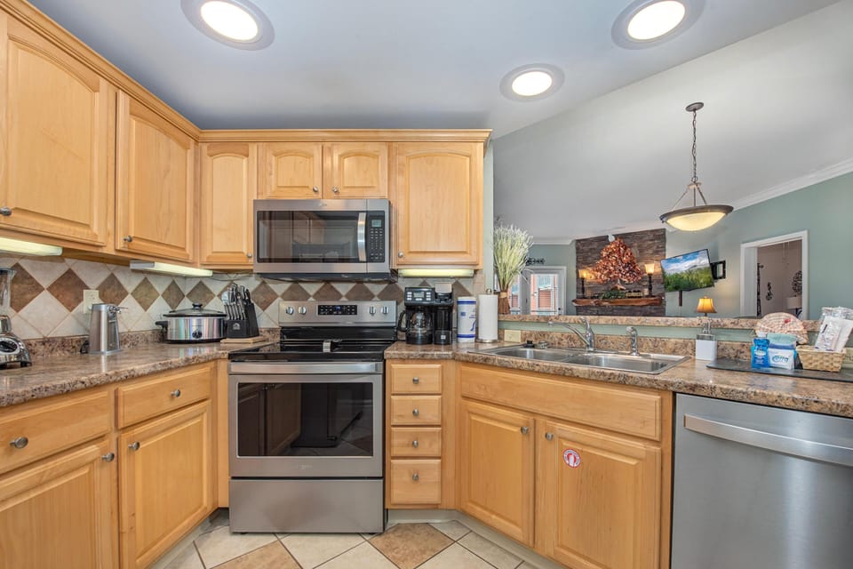 Condo, Multiple Beds (Baskins Creek 310) | Private kitchen