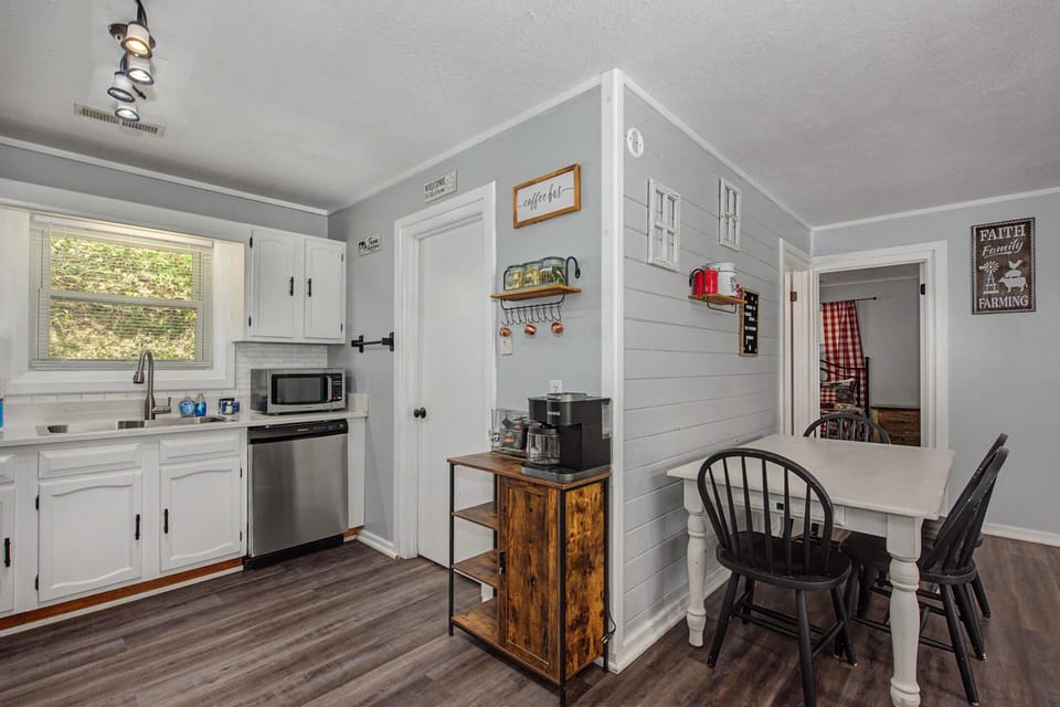 Condo, Multiple Beds (Baskins Creek 406) | Private kitchen | Oven, toaster, cookware/dishes/utensils