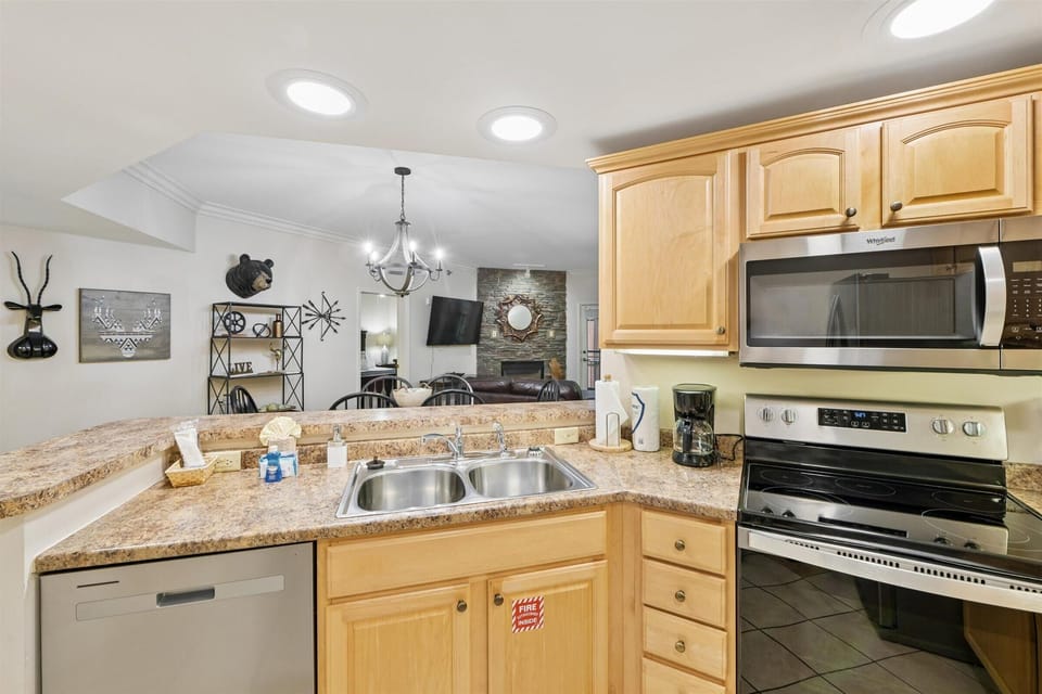 House, Multiple Beds (Baskins Creek 408) | Private kitchen