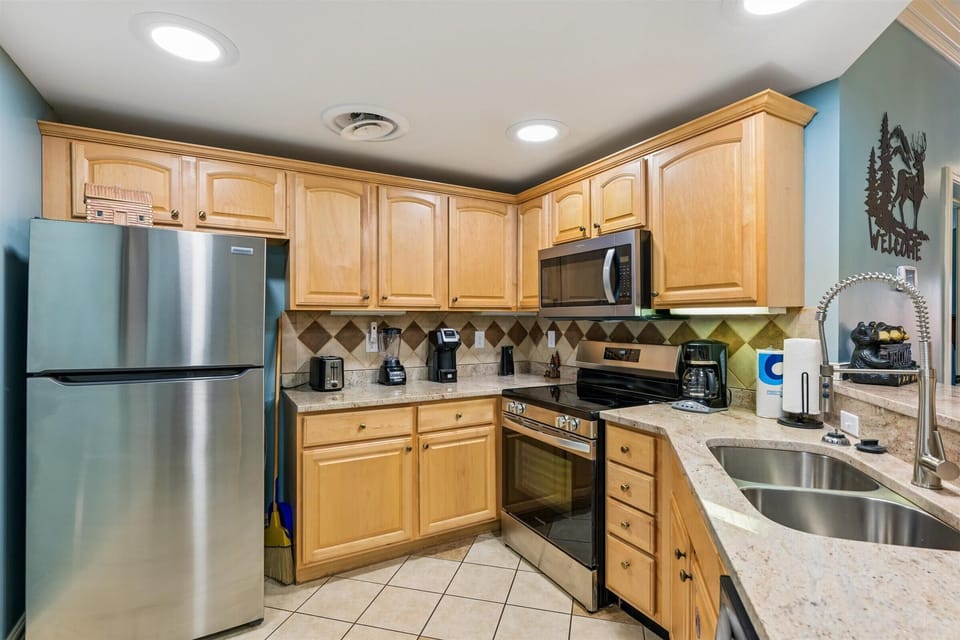 Condo, Multiple Beds (Baskins Creek 410) | Private kitchen