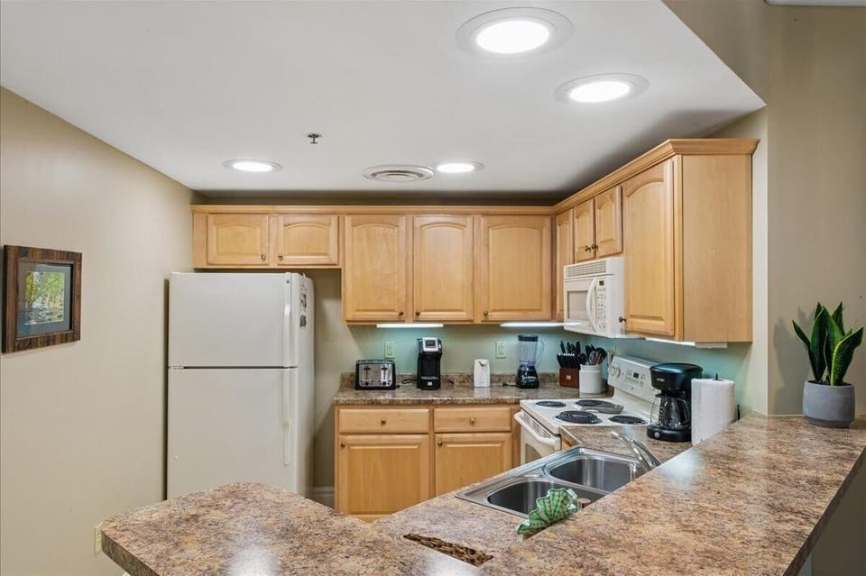 Condo, Multiple Beds (Baskins Creek 414) | Private kitchen | Oven, cookware/dishes/utensils