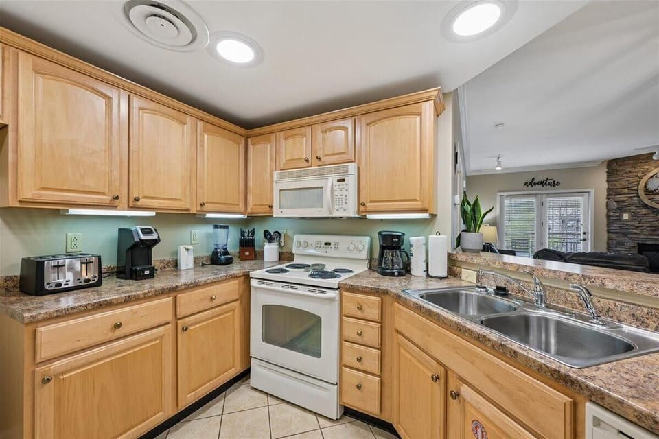 Condo, Multiple Beds (Baskins Creek 414) | Private kitchen | Oven, cookware/dishes/utensils