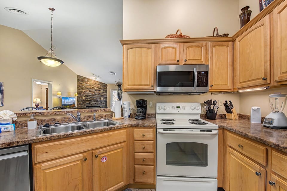 Condo, Multiple Beds (Baskins Creek 504) | Private kitchen