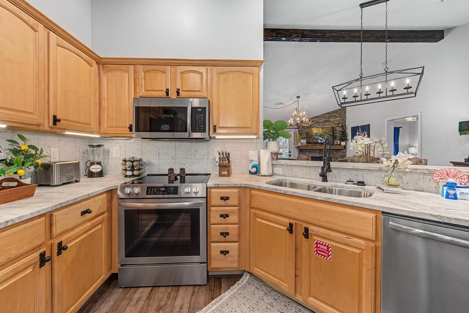Condo, Multiple Beds (Baskins Creek 506) | Private kitchen