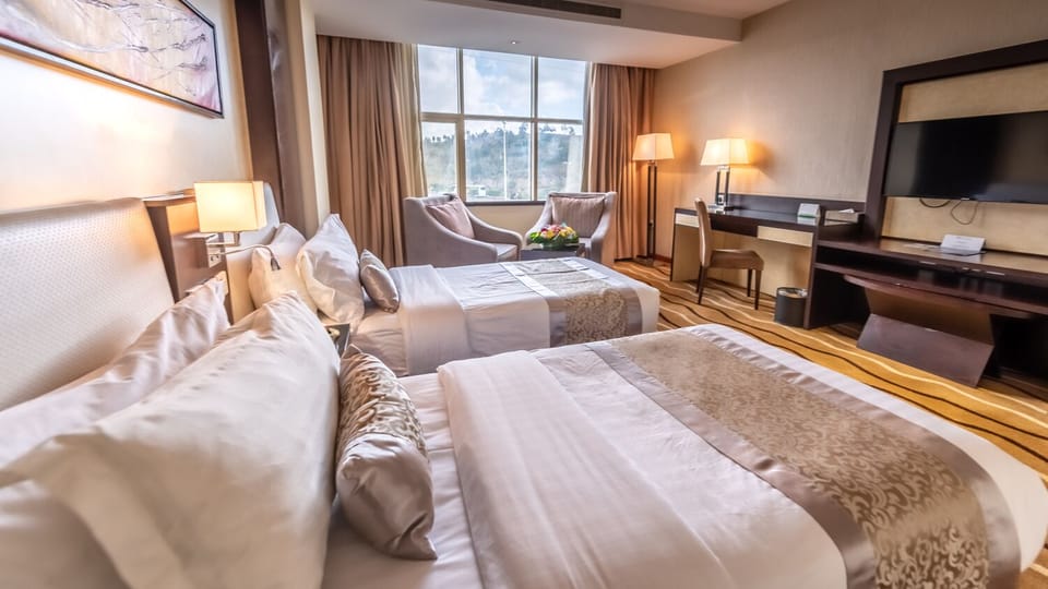 Hypo-allergenic bedding, minibar, in-room safe, desk
