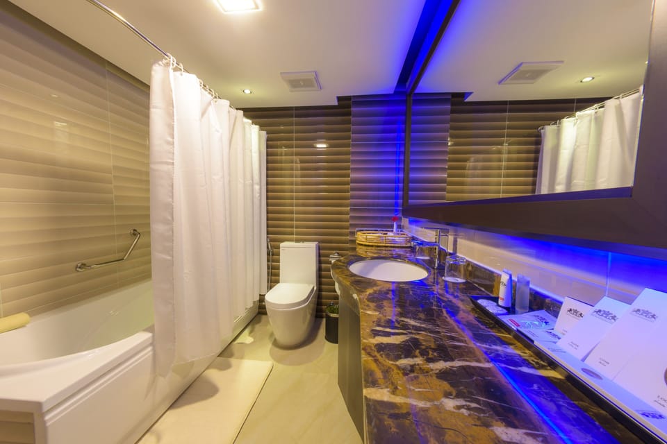 Royal Suite | Hypo-allergenic bedding, minibar, in-room safe, desk