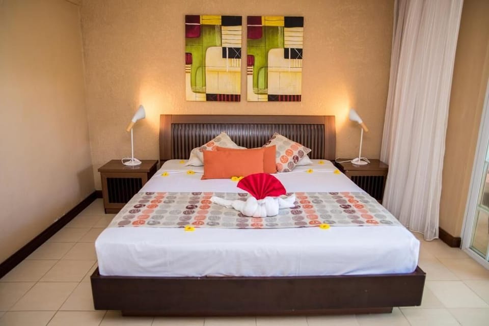 Premium bedding, in-room safe, soundproofing, cribs (free)