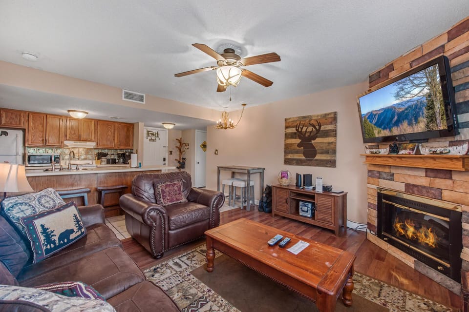 Condo, Multiple Beds (Mountain View Memories Unit #2102) | Living area
