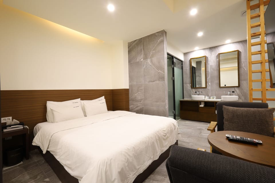 Business Suite Twin - Free Netflix Service | In-room safe, soundproofing, iron/ironing board, free WiFi