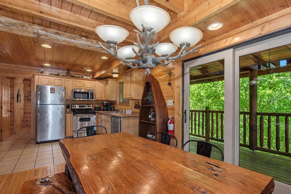 Cabin, Multiple Beds (Crazy Horse) | Private kitchen | Oven, toaster, cookware/dishes/utensils