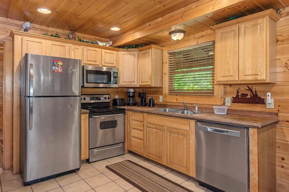 Cabin, Multiple Beds (Crazy Horse) | Private kitchen | Oven, toaster, cookware/dishes/utensils