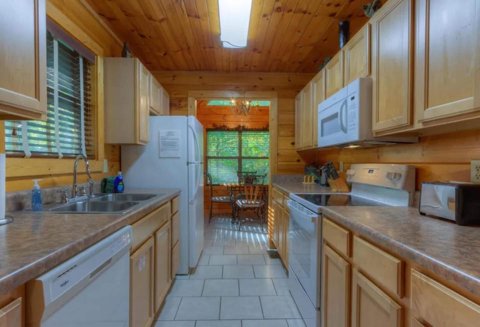 Cabin, Multiple Beds (New Moon) | Private kitchen