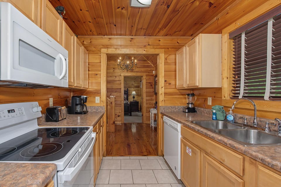 Cabin, Multiple Beds (New Moon) | Private kitchen