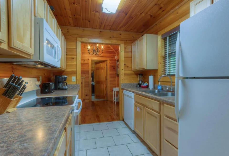 Cabin, Multiple Beds (New Moon) | Private kitchen