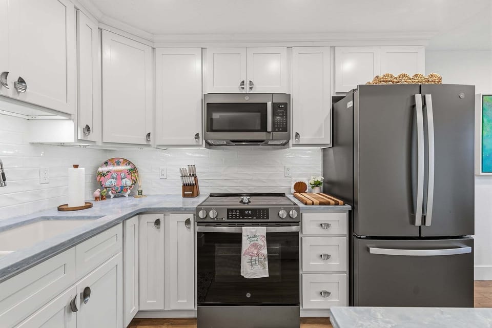 Condo, 1 King Bed, Pool View (Colony Beach Club 133) | Private kitchen | Fridge, microwave, oven, stovetop