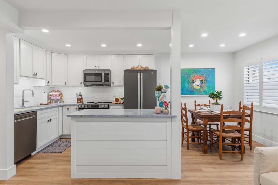 Condo, 1 King Bed, Pool View (Colony Beach Club 133) | Private kitchen | Fridge, microwave, oven, stovetop